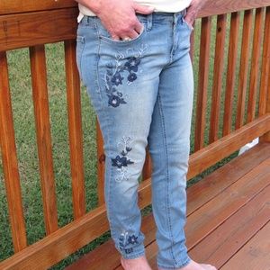 Crown & Ivy Skinny Embroidered Jeans size 6